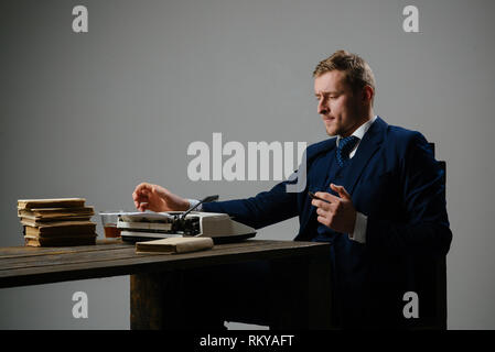 Wirtschaft und Finanzen. Mann Buchhalter. Unternehmer arbeiten in Buchhalter Büro. Geld Transaktion. Mann in Anzug. Mafia. Geld verdienen. Kleine Unternehmen Stockfoto