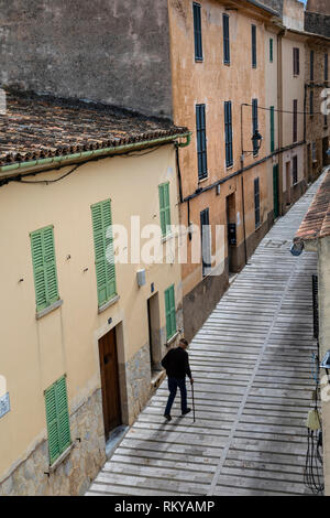 Ein alter Mann, eine Straße in der Altstadt von Alcúdia, Mallorca Stockfoto