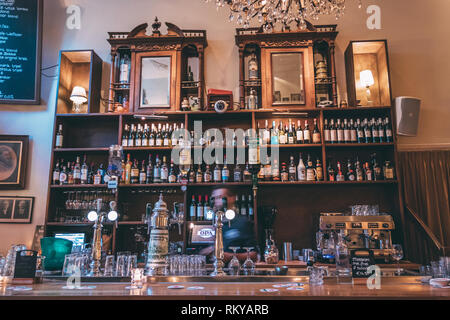 Blick auf eine gut bestückte Bar in Europa. Stockfoto