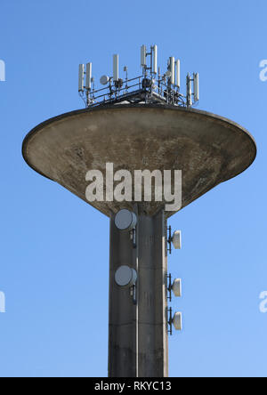 Große Turm der Aquädukt mit den Antennen der Handy Repeater Stockfoto