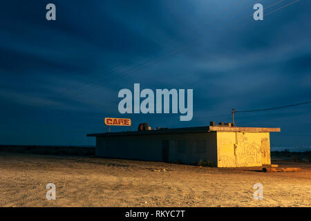 In der Nacht auf einem verlassenen und Aufbau eines ehemaligen Café am Ufer des Salton Sea in Kalifornien an Bord. Stockfoto