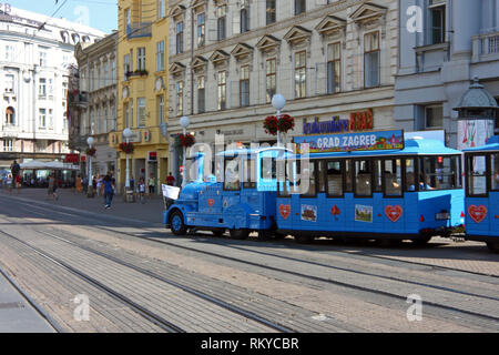 ZAGREB, KROATIEN - 19. AUGUST 2009: Touristischer Zug auf dem platz Ban Jelacic, Zagreb, Kroatien Stockfoto