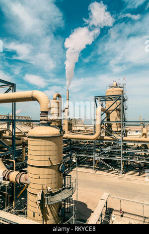 Industriemaschinen und Strukturen eines geothermischen Kraftwerks in Calipatria in Kalifornien. Stockfoto