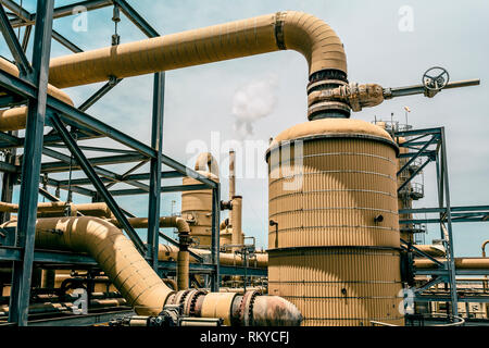 Industriemaschinen und Strukturen eines geothermischen Kraftwerks in Calipatria in Kalifornien. Stockfoto