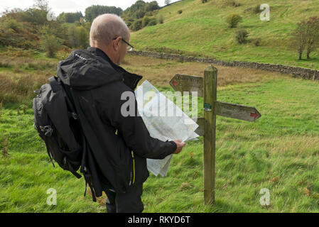 Der Mensch, der eine Karte auf die Dales Weg in der Nähe von Windermere. Stockfoto