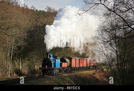 Caley Tank 419 Köpfe Vergangenheit Cherryeye Brücke auf die Churnet Valley Railway. Stockfoto