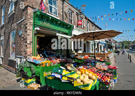 Obst- und Gemüsehändler shop auf Bishopthorpe Road in York. Stockfoto