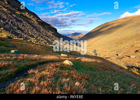 Ein Blick entlang der Kirkstone Pass in Richtung Brüder Wasser und Hartsop Tal im englischen Lake District. Stockfoto