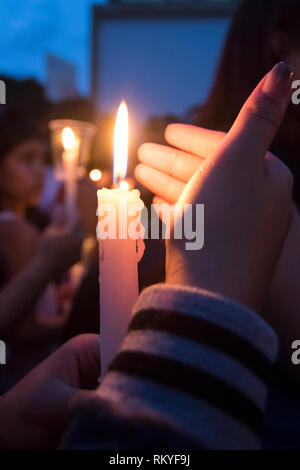 Frau mit einer Kerze in der Hand. Am 6. Juli 2018, eine Mahnwache in 25 Städten Kolumbiens und der Welt als eine Form des Protests für den Mord an gehalten Stockfoto