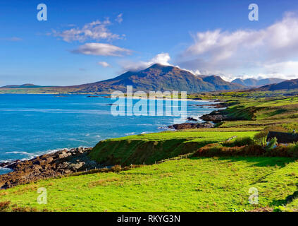 Eine sonnige Aussicht der Renvyle Halbinsel an der Westküste von Irland. Stockfoto