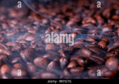 Viel Kaffeebohnen rösten. Stockfoto