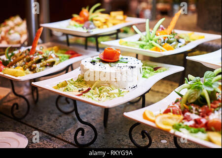 Dessert Bonbons auf Bankett und Catering - Bild während der Veranstaltung übernommen. Reihen von leckeren Desserts suchen in wunderschönen Arrangements Hotel Sharm el-Sheikh Stockfoto