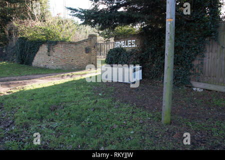 Einen Kühlschrank mit Gefrierfach entleert auf Rat land am Iver Heath, Buckinghamshire. Stockfoto