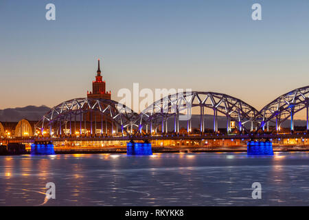 Winter Dawn am Fluss Daugava in Riga. Stockfoto