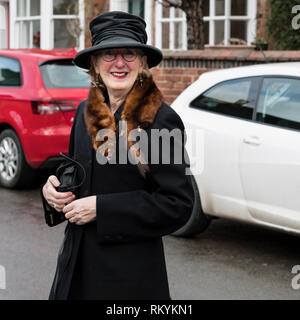 Eine intelligente Dame in altmodischen Mantel und Hut mit einem Fuchs Fell stahlen an einem historischen Re-enactment. Stockfoto