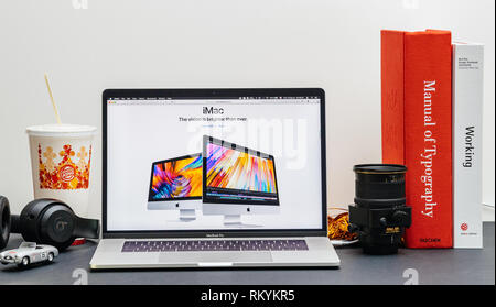 London, Großbritannien - 13 September 2018: Apple Computer Internet Website am 15 Zoll 2018 MacBook Retina im Zimmer Umgebung präsentiert neueste iMac Stockfoto