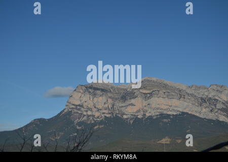 Schöne Sicht auf die Peña Montañesa aus auf den Dächern von Ainsa in Sobrarbe reisen, Landschaften, Natur. 26. Dezember 2014. Ainsa, Huesca, Aragón, Spanien. Stockfoto