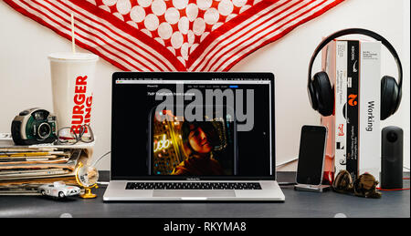 LONDON, Großbritannien - 13.September 2018: Kreative mit Safari Browser auf MacBook Pro Laptop Computer Apple Website präsentieren neueste iPhone Xr-Smartphone mit 7-MP-Kamera an der Vorderseite mit faceid Stockfoto