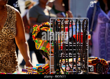 Afrikanischer Schmuck fibric auf Tisch im Freien Markt in Toronto Harbourfront Babados Festival Stockfoto