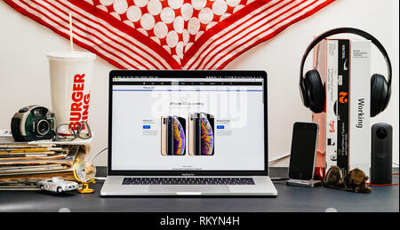 LONDON, Großbritannien - 13.September 2018: Kreative mit Safari Browser auf MacBook Pro Laptop Computer Apple Website präsentieren neueste iPhone Xs smartphon Stockfoto
