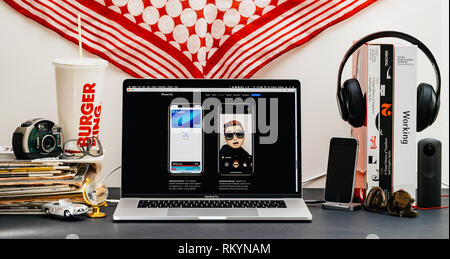LONDON, Großbritannien - 13.September 2018: Kreative mit Safari Browser auf MacBook Pro Laptop Computer Apple Website präsentieren neueste iPhone Xs Smartphone mit ausdrucksstarken memoji und erweiterte faceid Stockfoto