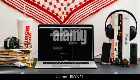 LONDON, Großbritannien - 13.September 2018: Kreative mit Safari Browser auf MacBook Pro Laptop Computer Apple Website präsentieren neueste iPhone Xs-Smartphone mit Kamera für truedepth faceid Stockfoto