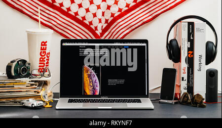 LONDON, Großbritannien - 13.September 2018: Kreative mit Safari Browser auf MacBook Pro Laptop Computer Apple Website präsentieren neueste iPhone Xs Smartphone mit faceid Stockfoto