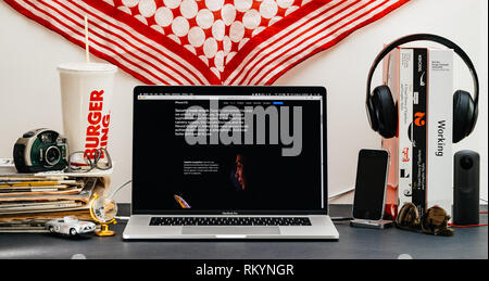 LONDON, Großbritannien - 13.September 2018: Kreative mit Safari Browser auf MacBook Pro Laptop Computer Apple Website präsentieren neueste iPhone Xs Smartphone mit faceID Sicherheit Privatsphäre Einstellungen Stockfoto