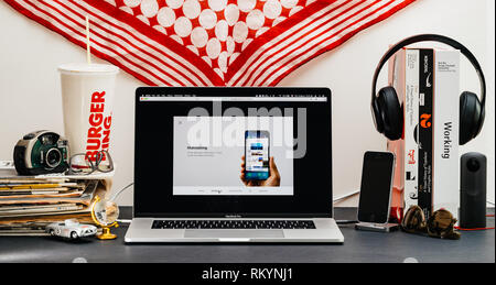 LONDON, Großbritannien - 13.September 2018: Kreative mit Safari Browser auf MacBook Pro Laptop Computer Apple Website präsentieren neueste iPhone Xs smartphon Stockfoto