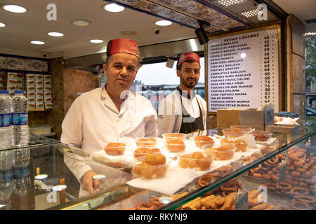 Patisserie Shop Verkauf von Baklava in Istanbul in der Türkei. Stockfoto