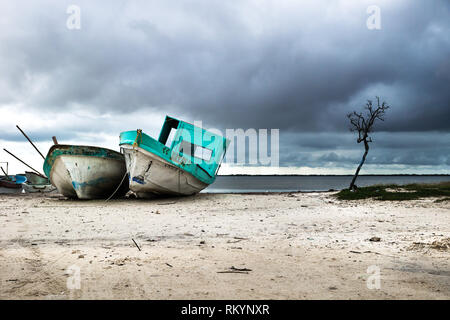 Boote entlang der Lagune mit Baum und dramatischen dunkle Wolkengebilde, Chelem, Yucatan, Mexiko Stockfoto