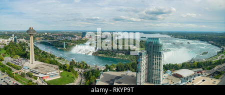 Luftaufnahme des Skylon Tower und der schönen Niagara Falls in Kanada Stockfoto