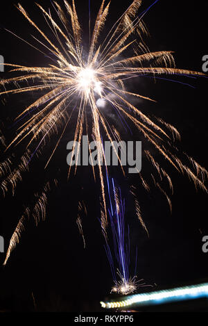 Feuerwerk explodierenden am dunklen Himmel, Langzeitbelichtung, Feiern und Urlaub Konzept Stockfoto