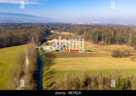 Jagd- und Erholungsgebiet in ländlichen Landschaft, modernes 2-stöckiges Gebäude in der Natur, Hunting Lodge in Slowenien, Europa Stockfoto