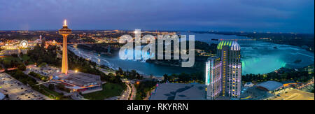 Nacht Luftbild der Skylon Tower und der schönen Niagara Falls in Kanada Stockfoto