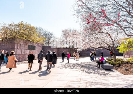 Washington DC, USA - April 5, 2018: die Menschen, die von Franklin Delano Roosevelt FDR Memorial auf Cherry Blossom sakura Bäumen im Frühjahr beim Festival der nationalen Stockfoto