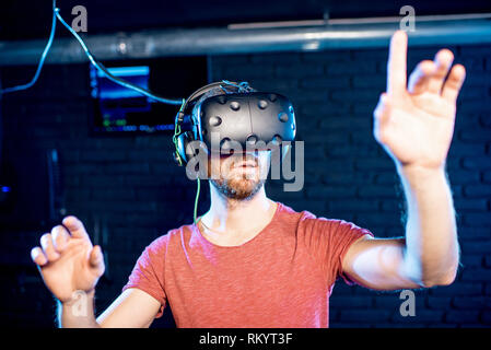 Man berühren virtuelle Realität Raum mittels VR-Headset im Zimmer Stockfoto