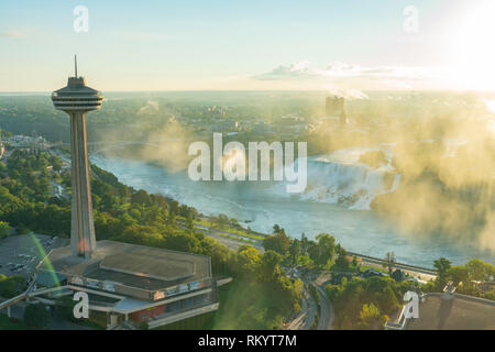 Luftaufnahme des Skylon Tower und der schönen Niagara Falls in Kanada Stockfoto