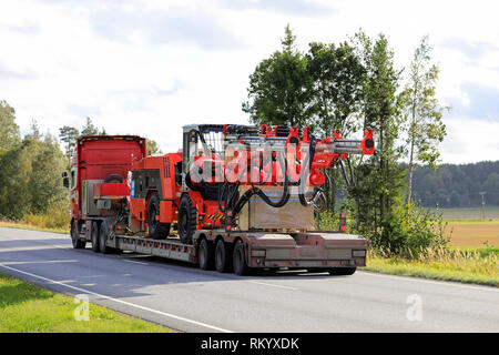 Salo, Finnland - 14. September 2018: Scania Auflieger von Kosken Autokeskus Transporte neue Sandvik DD421 Entwicklung Bohrgerät entlang der Straße, Ansicht von hinten. Stockfoto