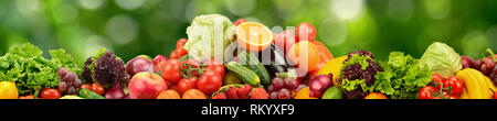 Collage natürlichen Gemüse und Früchte auf dunklem Grün verschwommenen Hintergrund Stockfoto