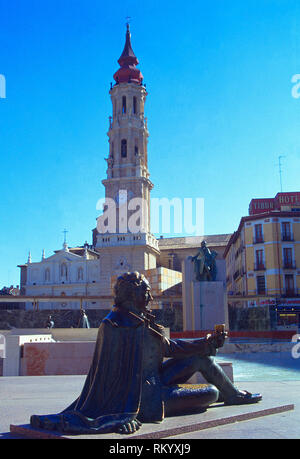 Turm von La Seo und Goya Denkmal. Plaza del Pilar, Zaragoza, Spanien. Stockfoto