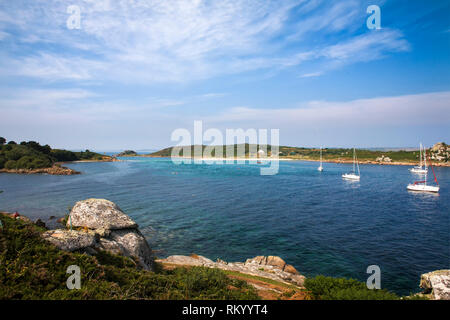 Yachten in der Bucht Anker, zwischen St. Agnes und Gugh, von Tolgillian, St. Agnes, Isles of Scilly, England, Großbritannien Stockfoto