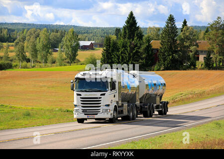 Jamsa, Finnland - 27. August 2018: Scania R450 Milch tanker Jalonen Transporte Valio Milch auf Straßen durch die Landschaft an einem schönen Sommertag. Stockfoto