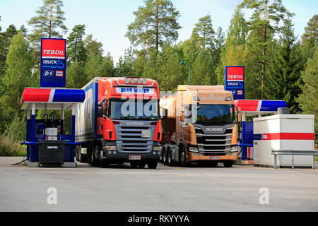 Lempaala, Finnland - 27. August 2018: Zwei Scania Lkw auf Teboil Lkw diesel Tankstelle an einem Tag von Ende Sommer. Stockfoto