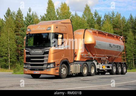 Lempaala, Finnland - 27. August 2018: Nächste Generation Scania R450 semi Trailer von RL-Trans, eine Finnische Bulk, ADR- und Logistikunternehmen, auf Truck Stop. Stockfoto