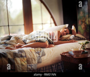 Porträt eines lächelnden jungen Frau im Bett lag. Stockfoto