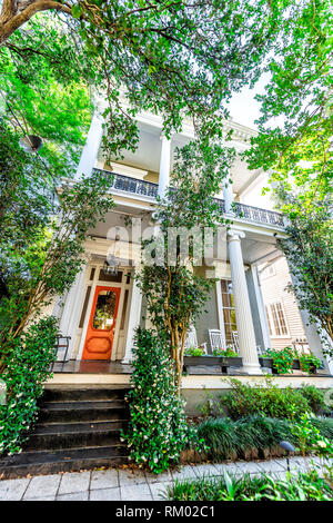 New Orleans, USA - 23. April 2018: Old Street Historic Garden District in Louisiana berühmten Stadt Stadt mit vertikalen Immobilien historisches weißes antebell Stockfoto