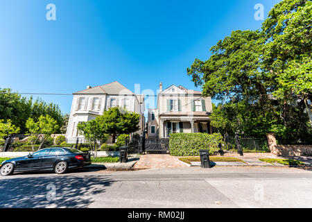 New Orleans, USA - 23. April 2018: Die alten historischen Garden District in Louisiana berühmten Stadt Stadt Straße mit Immobilien historische Häuser und Auto Stockfoto