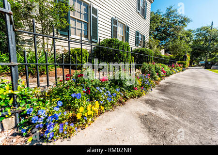 New Orleans, USA alte historische Garden District in Louisiana berühmten Stadt Stadt Bürgersteig Straße mit Immobilien historische Häuser Blumen angelegten Stockfoto