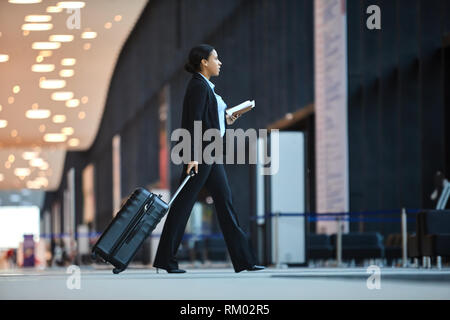 Zu Fuß Flugzeug station Stockfoto